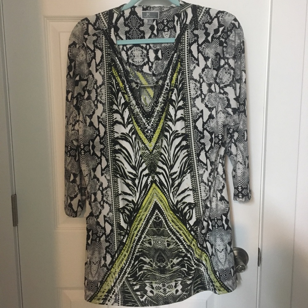 Blouse, hangs nicely , slenderizing pattern. - Picture 2 of 3